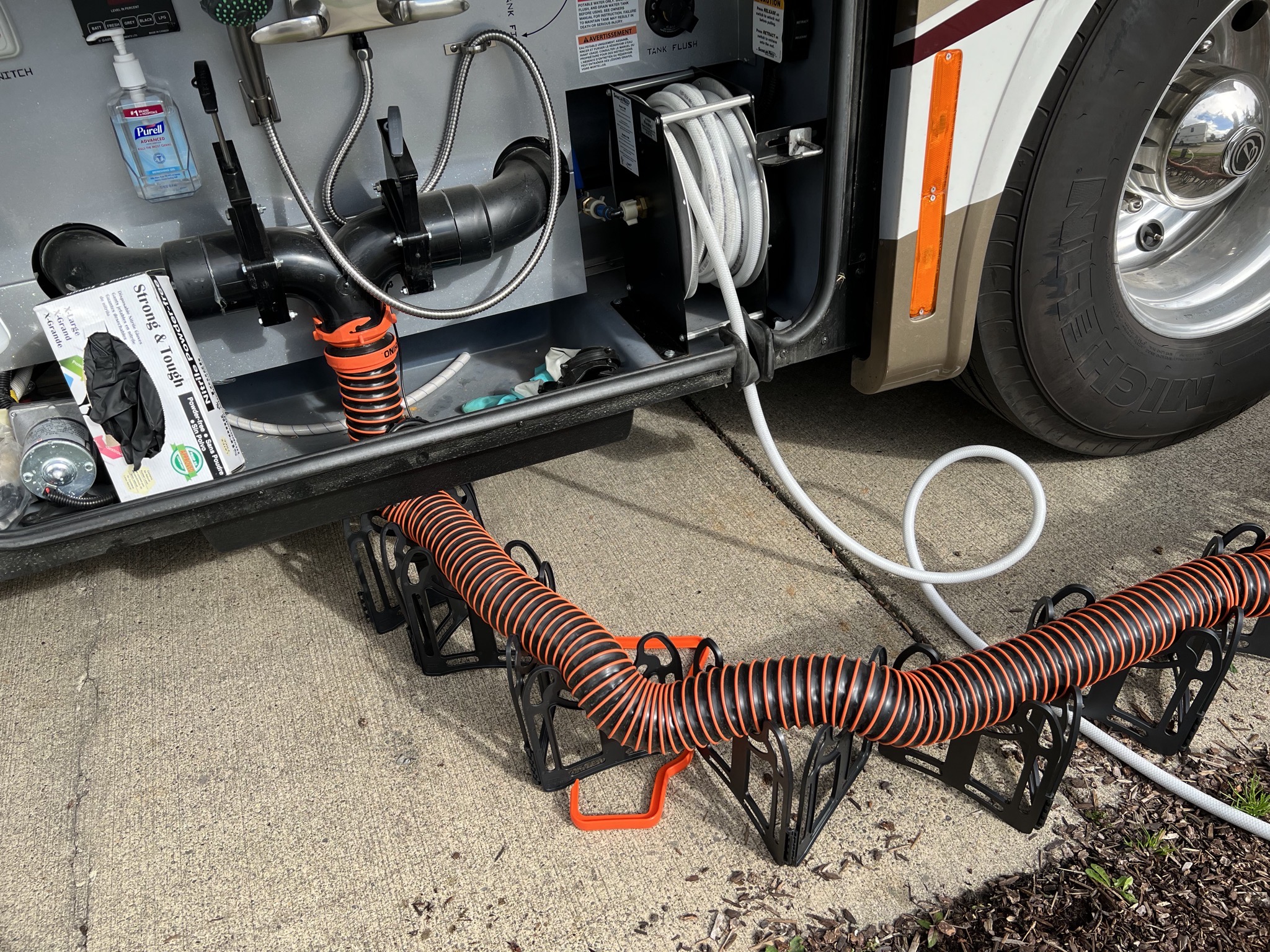Wet bay and sewer hose