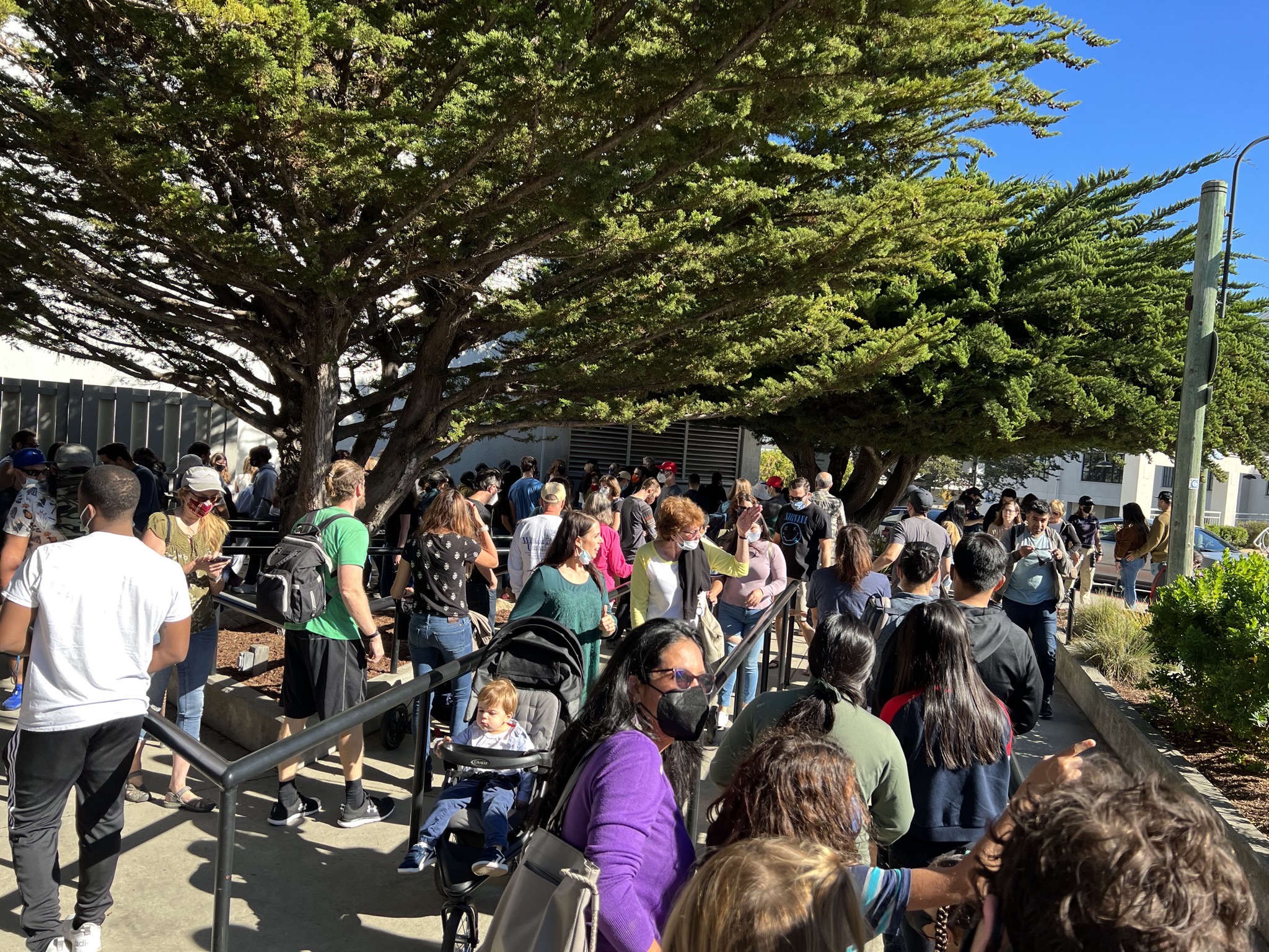 Long line to get in to aquarium