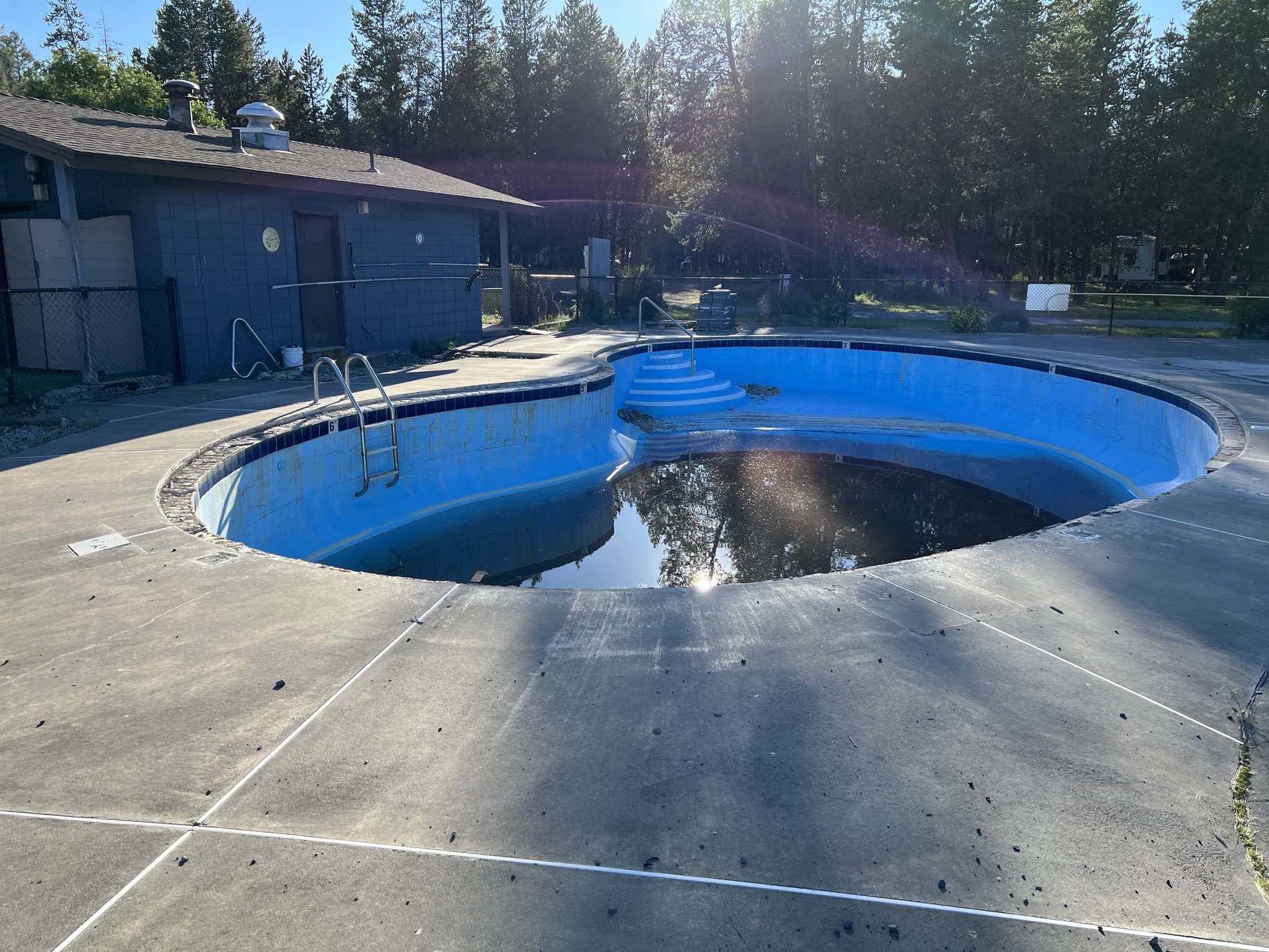 Closed swimming pool