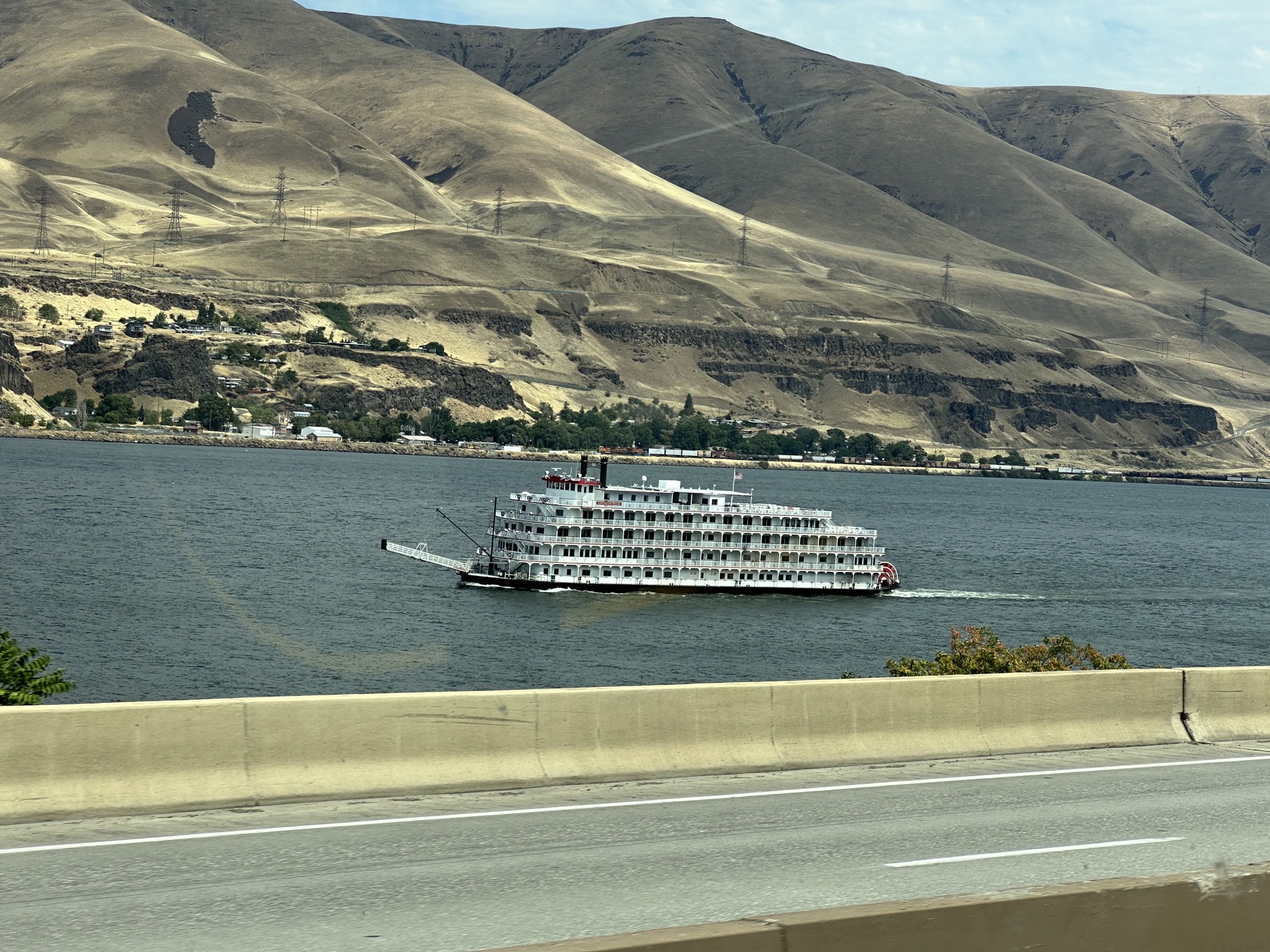 Sternwheeler river boat