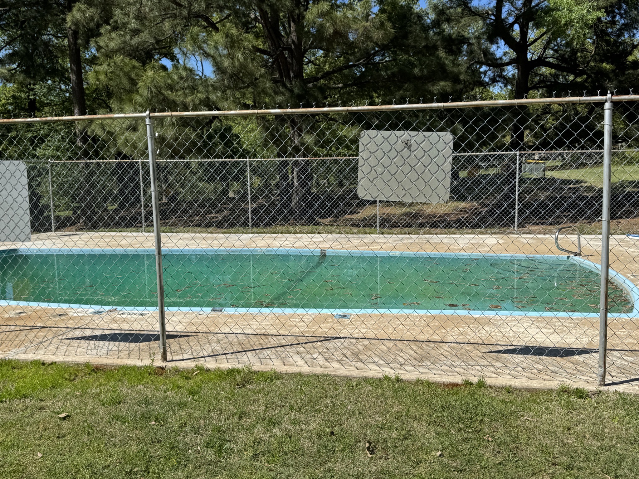 Closed pool