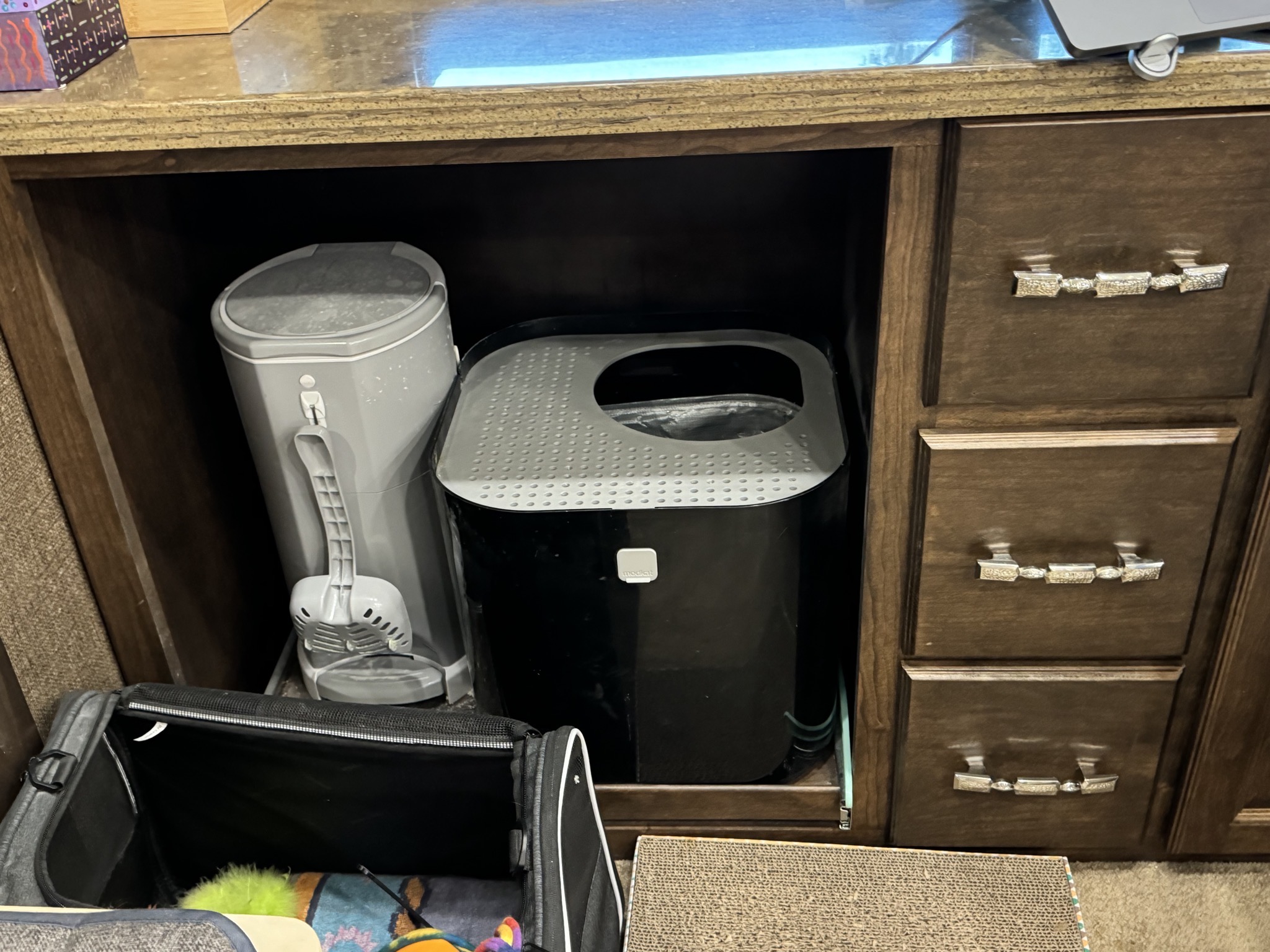 Cat litter bin and box on slide