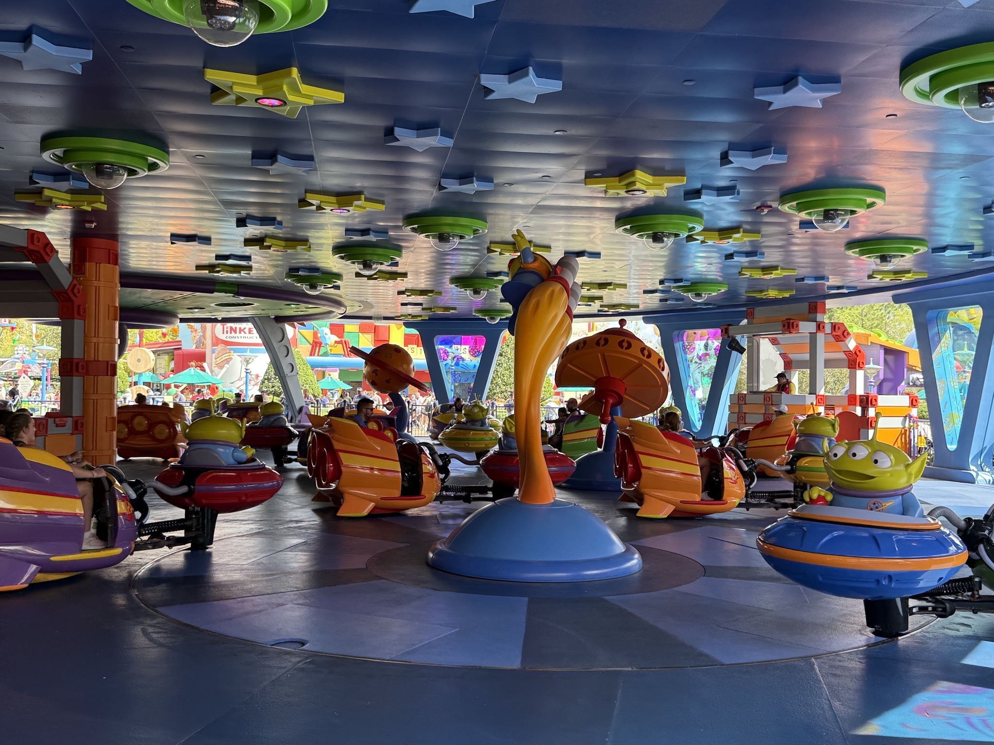 Spinning Saucers ride