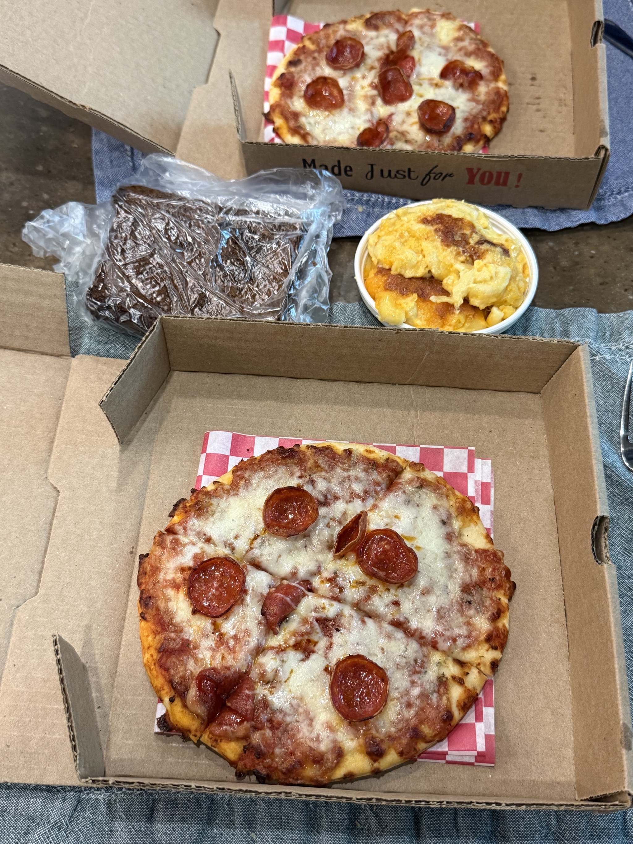 Pizza, mac & cheese, brownie