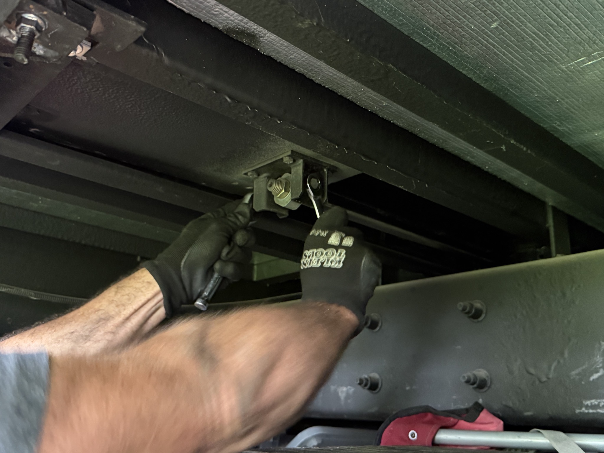 Disconnecting slide from piston