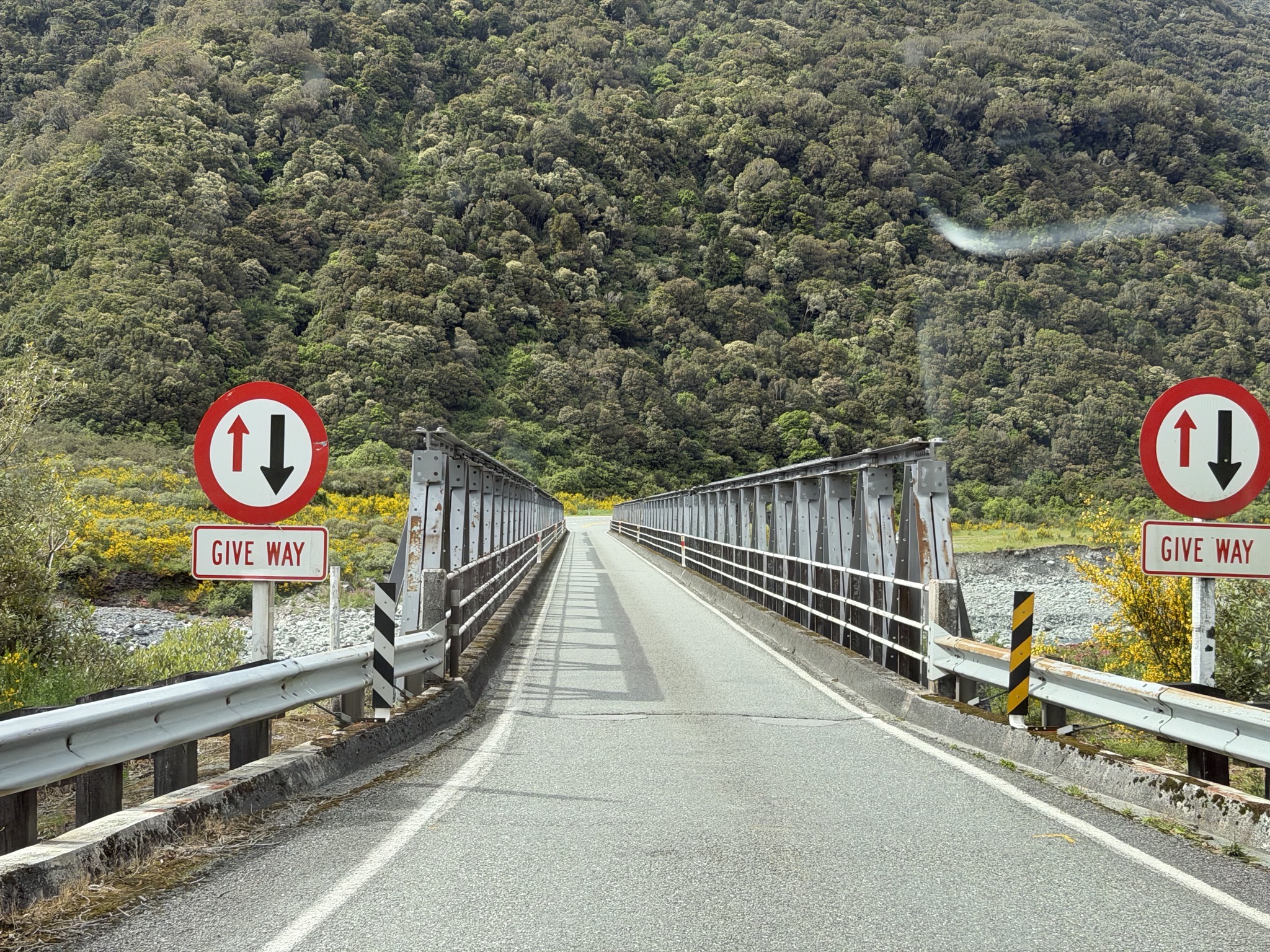 One lane bridge
