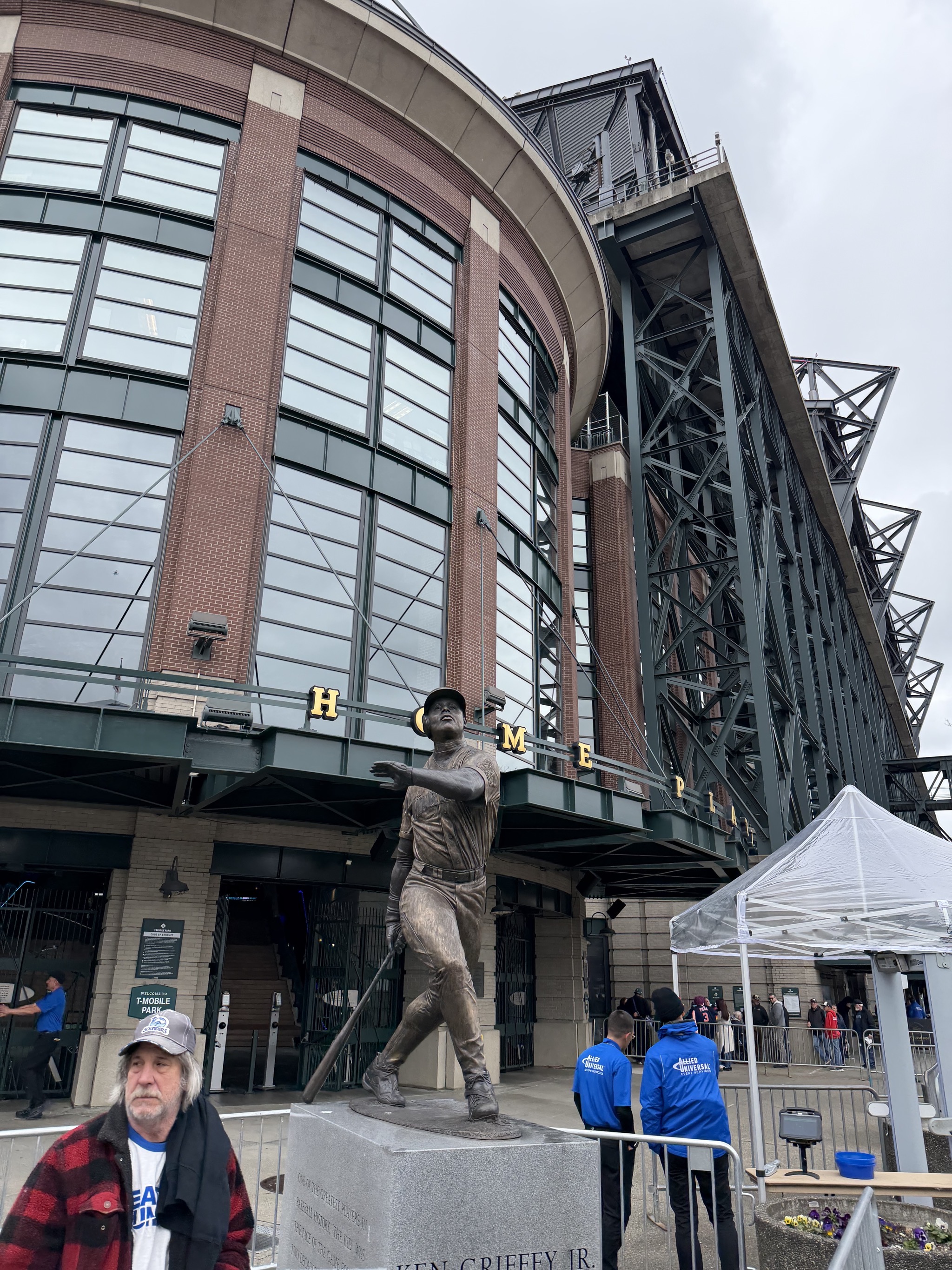 Ken Griffey, Jr statue