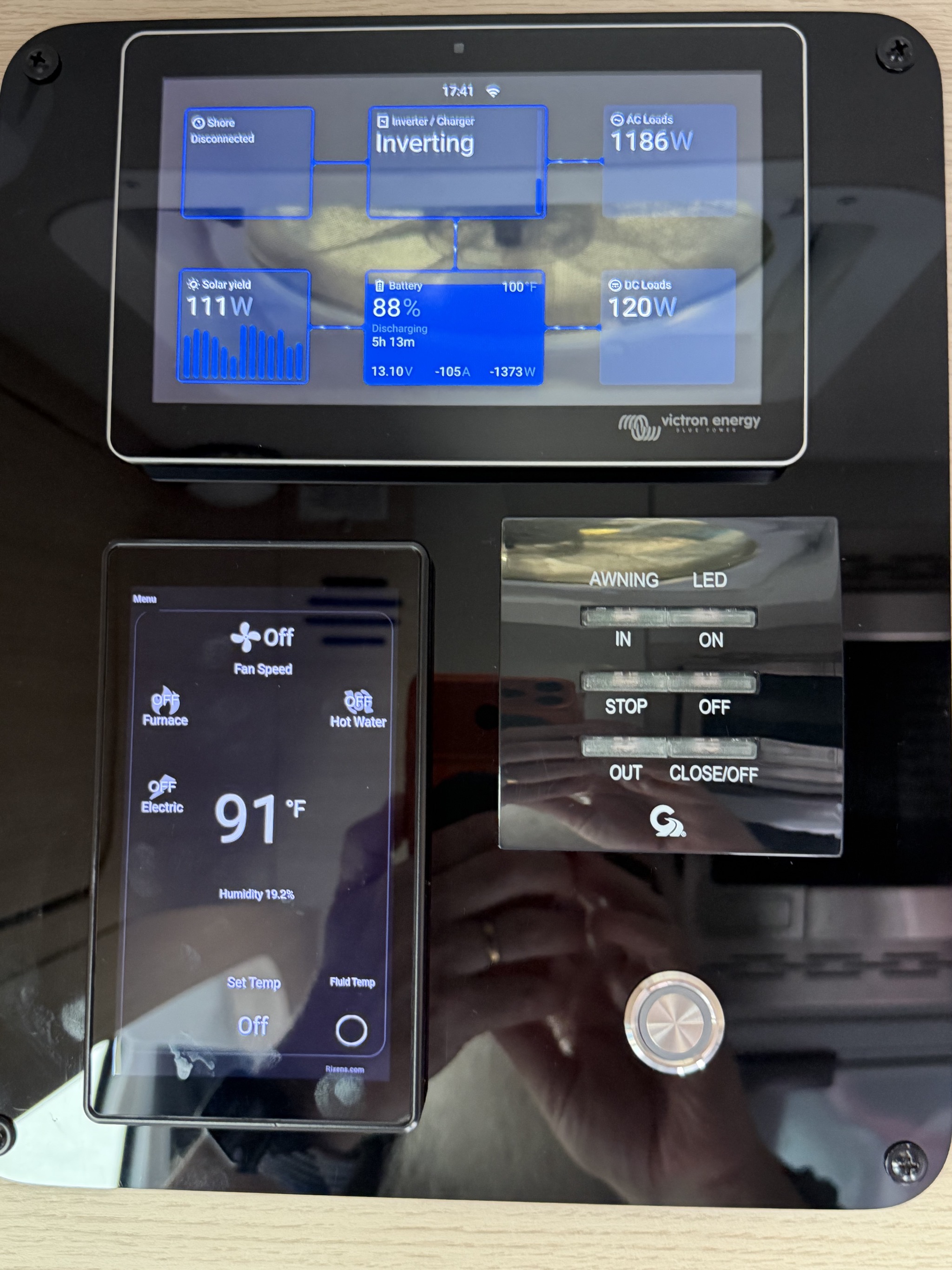1 hour 41 minutes later, 111W solar, 1186W for air conditioner, 88% battery
