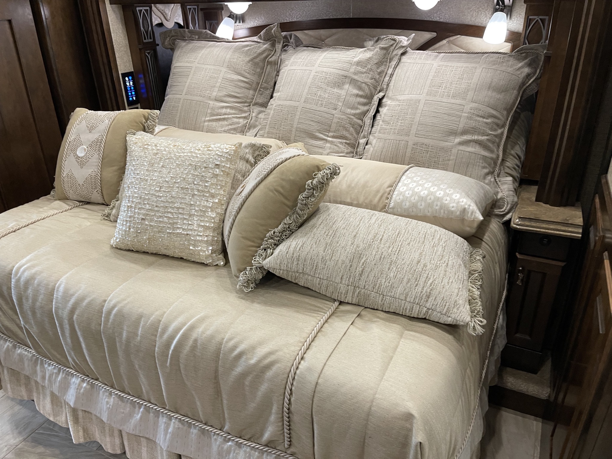 Tiltable king bed