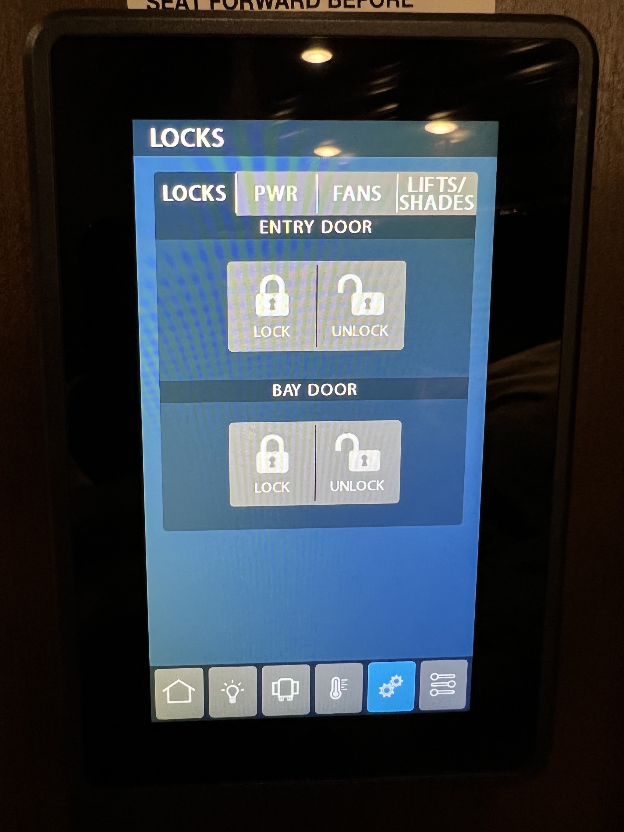 Locks screen