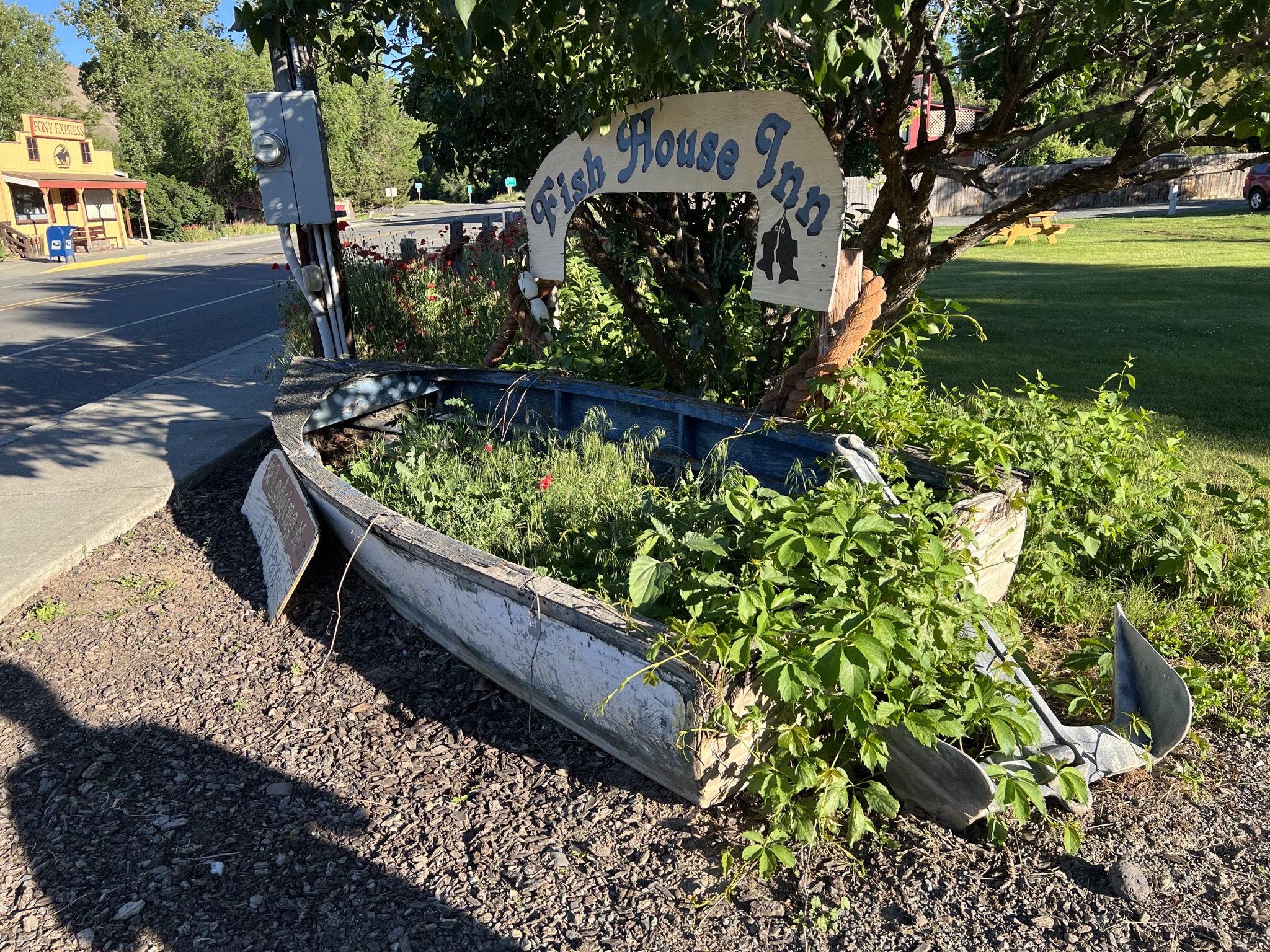 Fish House Inn sign