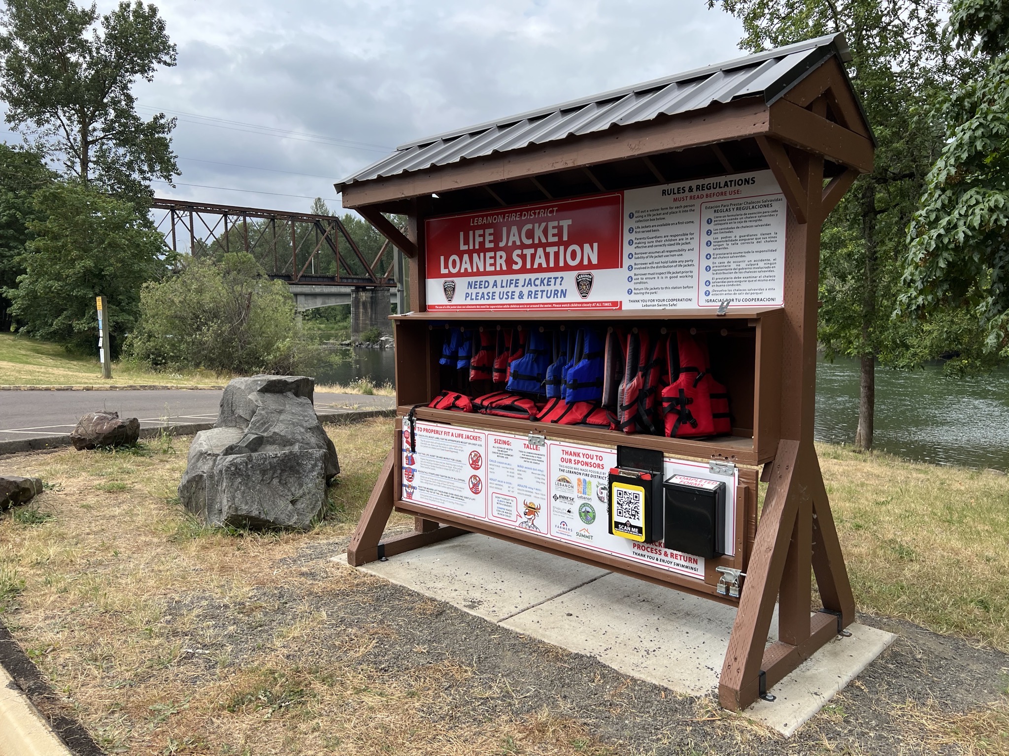 Life jacket loaner station