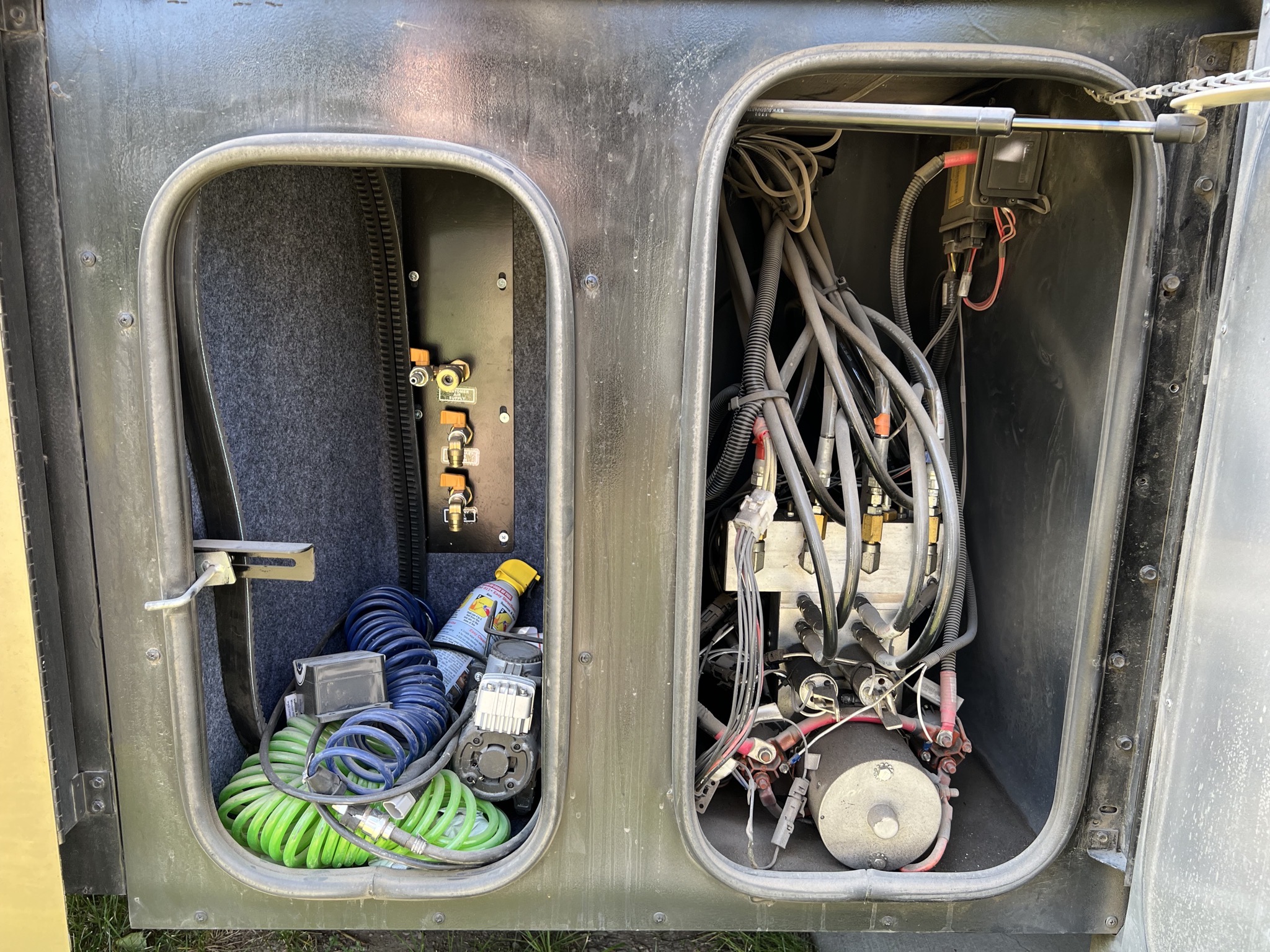 Air and hydraulic compartment