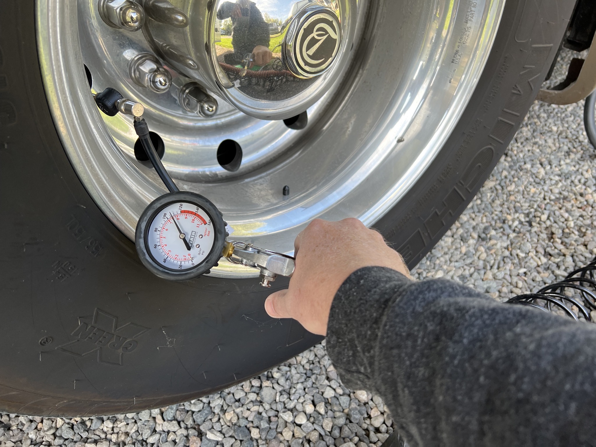 Topping up RV tire
