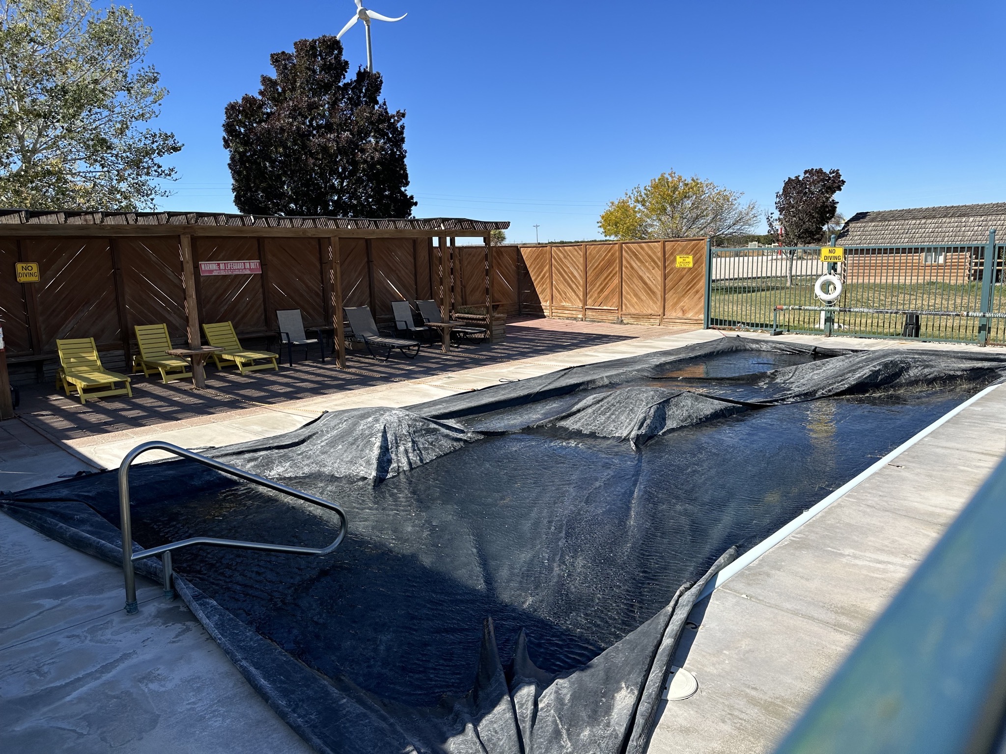 Closed pool