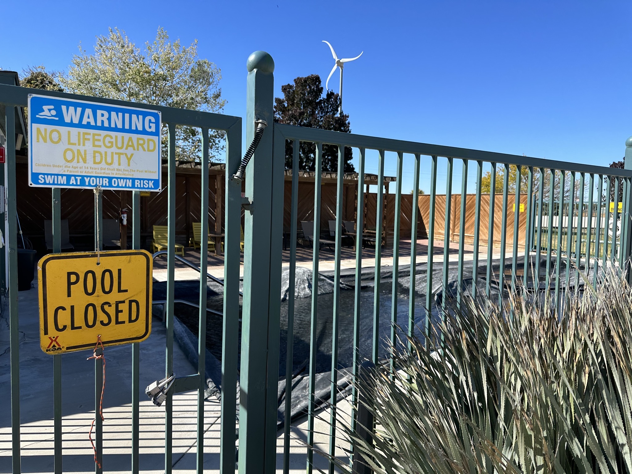 Closed pool