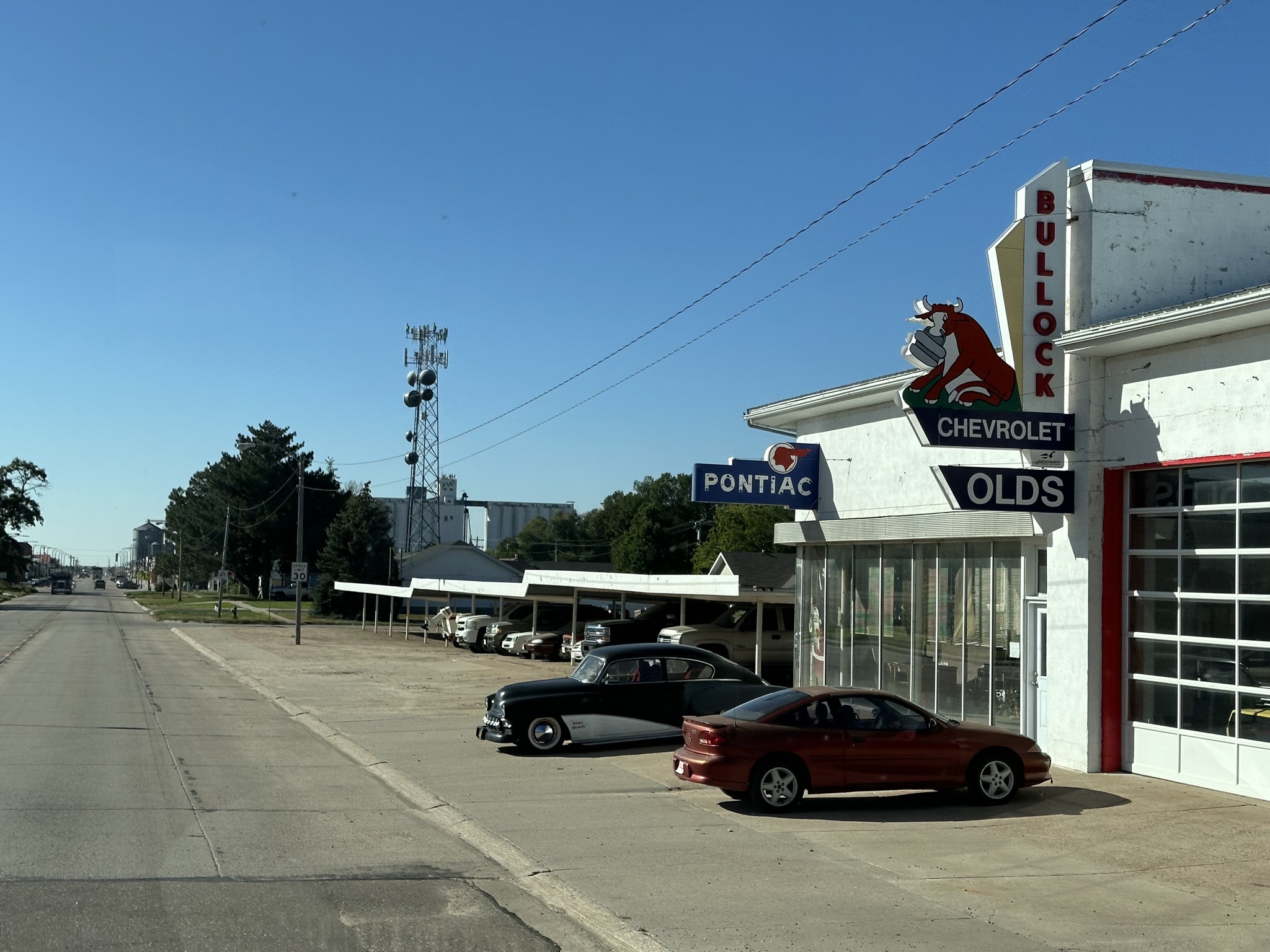 Old car store