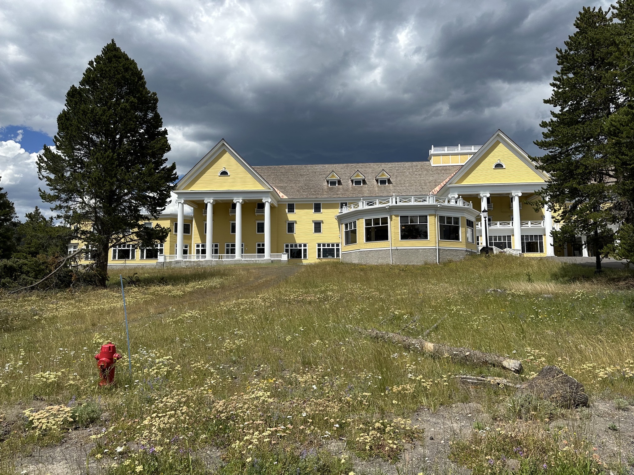 Lake Yellowstone Hotel