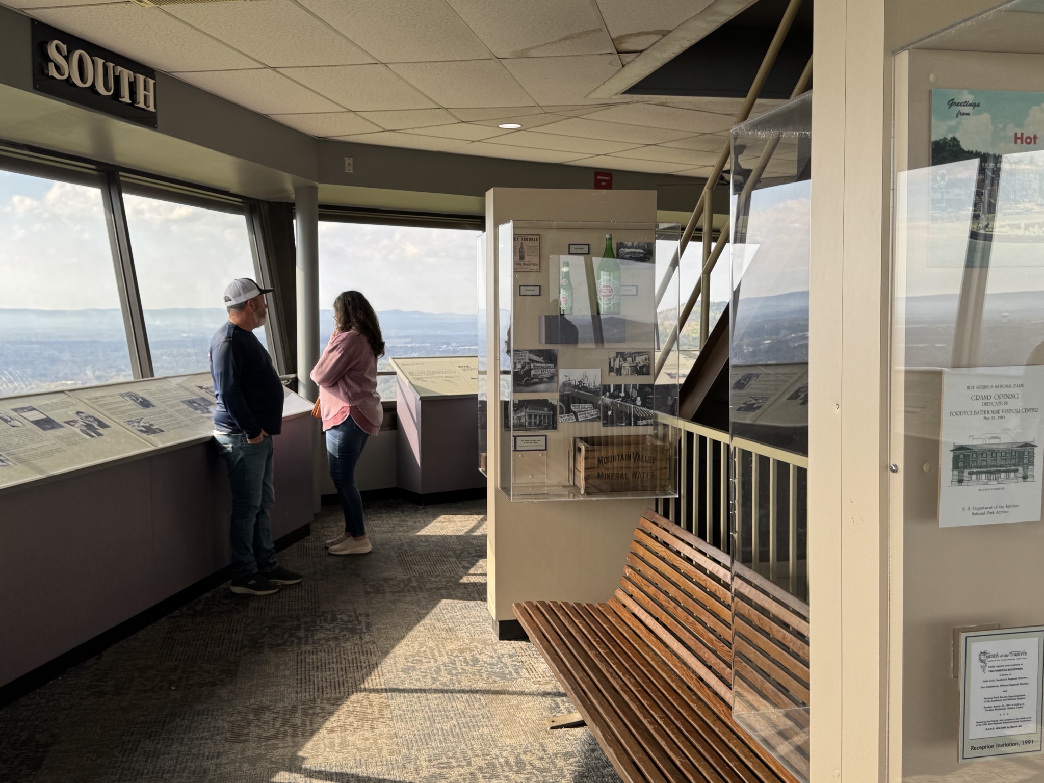 Enclosed viewing level