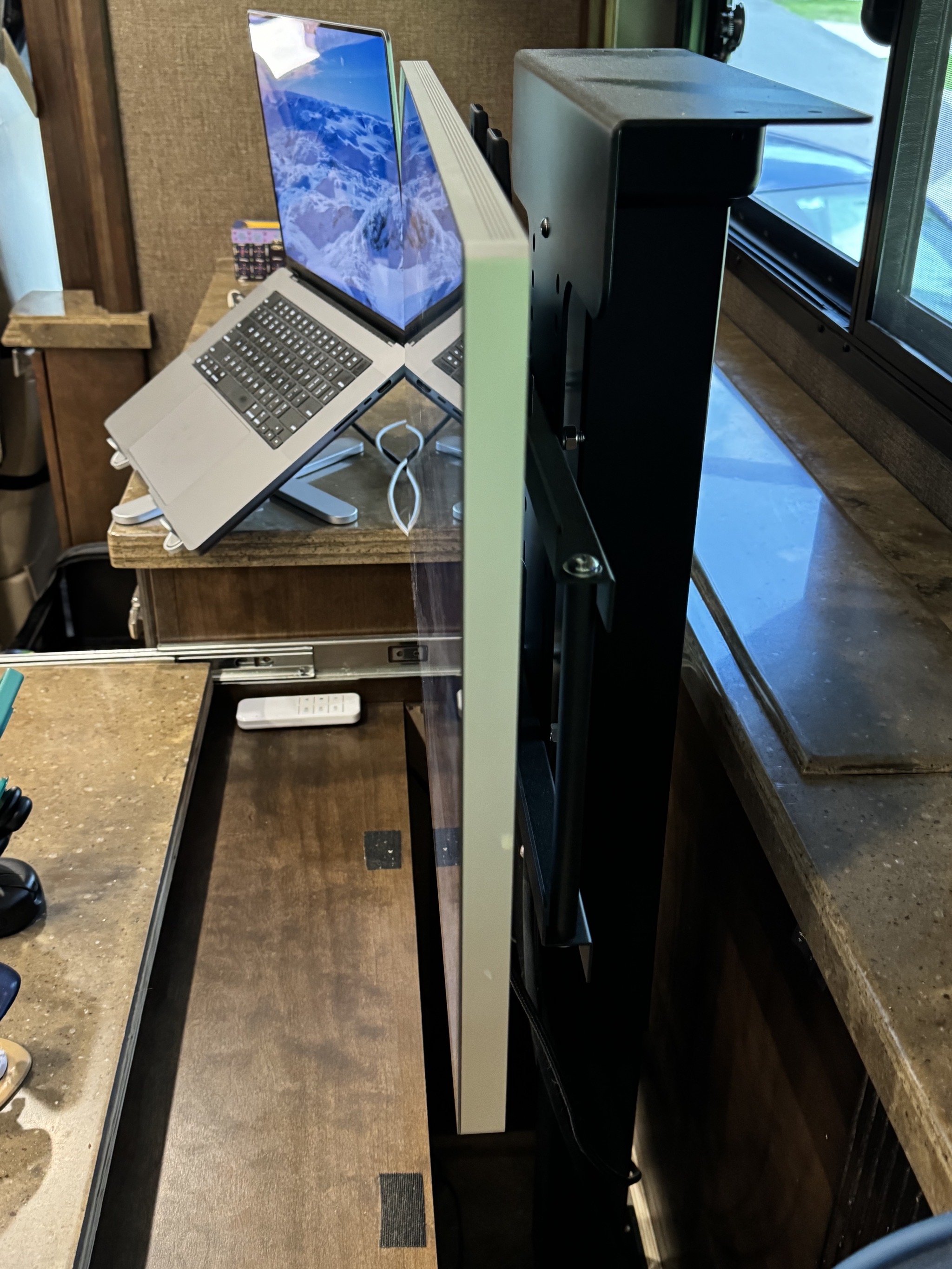 Monitor lift