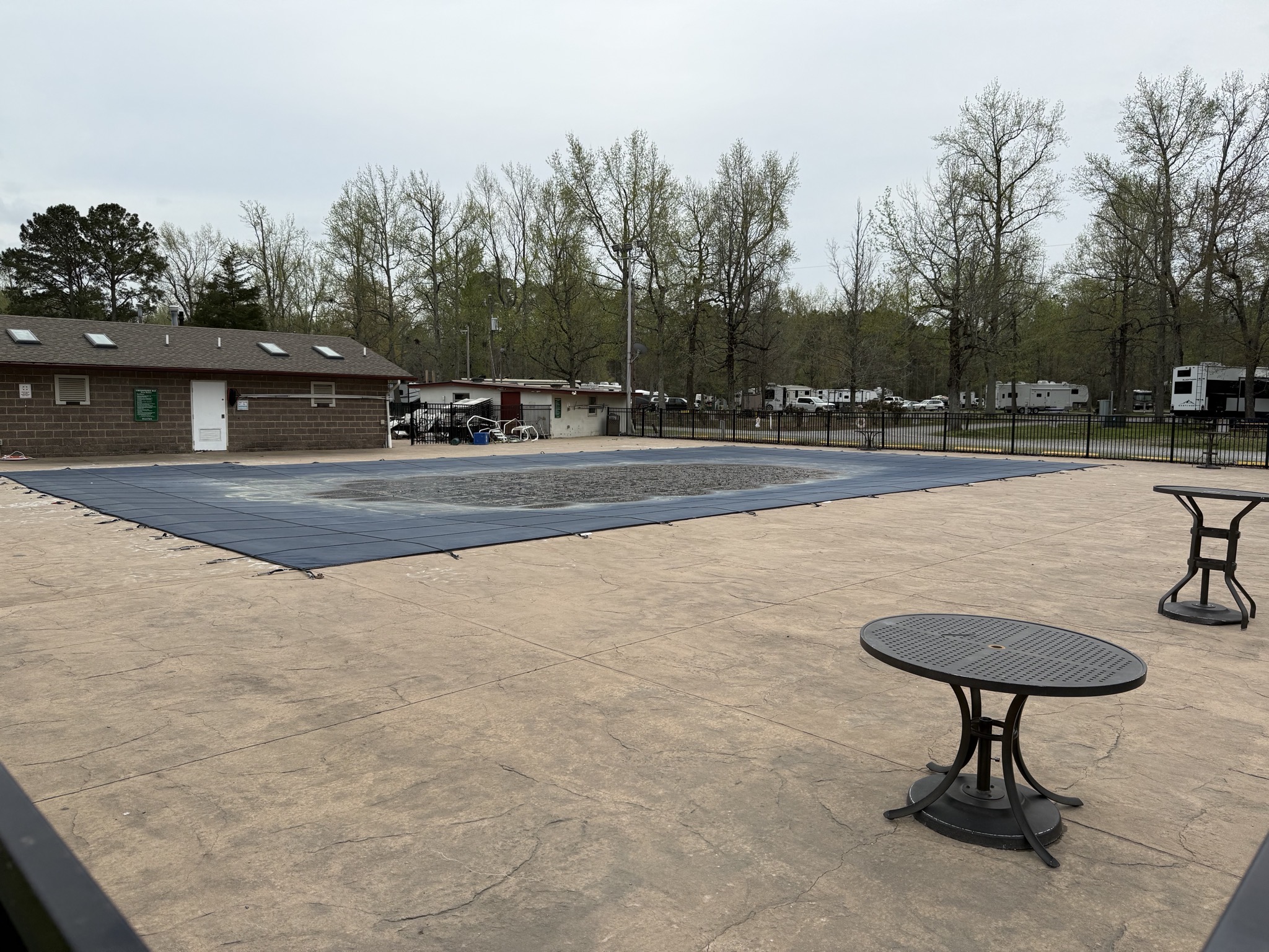 Closed swimming pool
