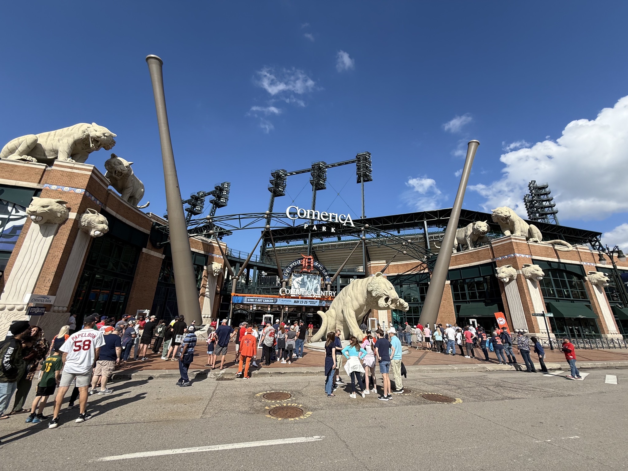 Entrance with lots of tigers