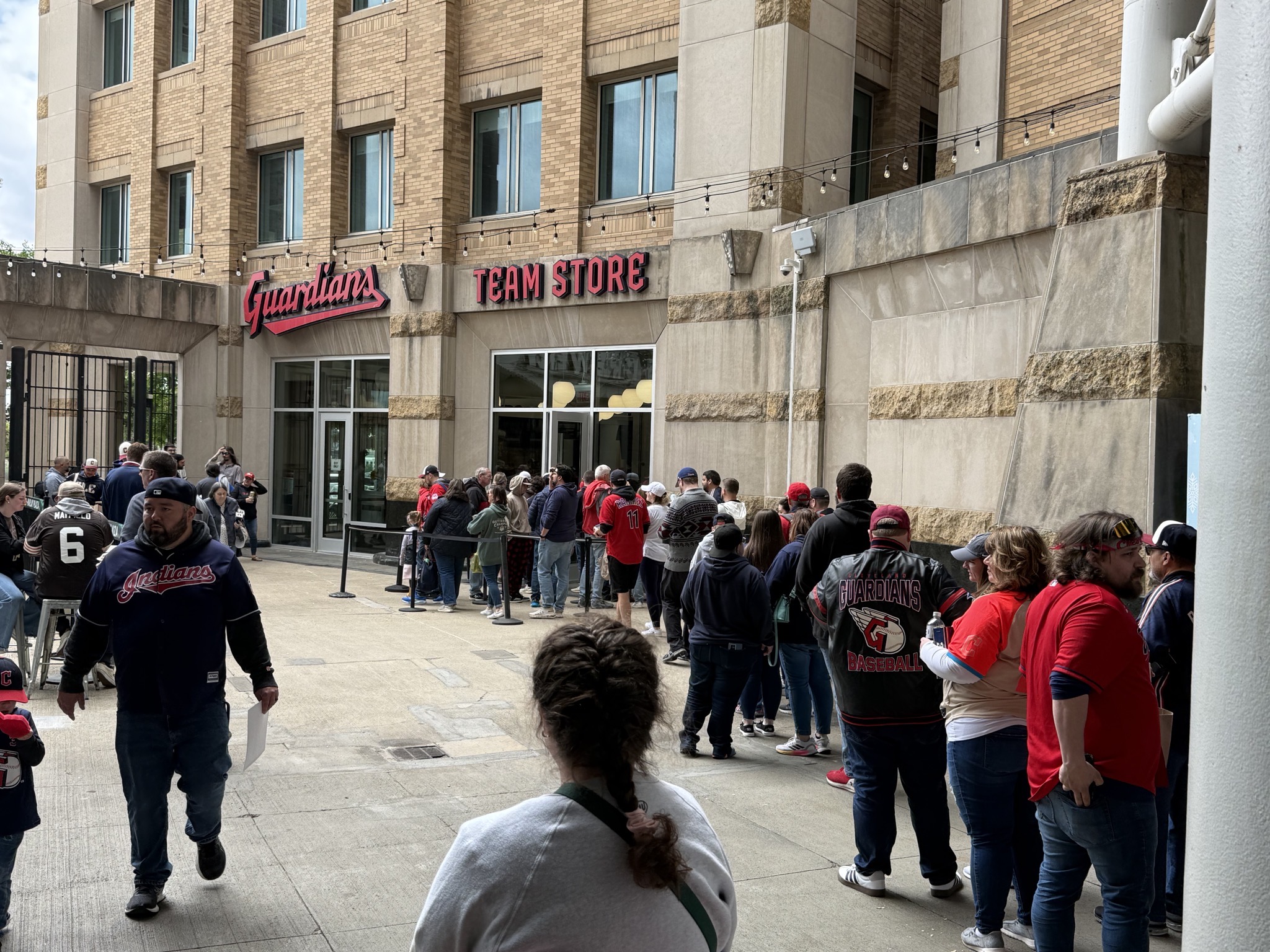 Long line for the team store