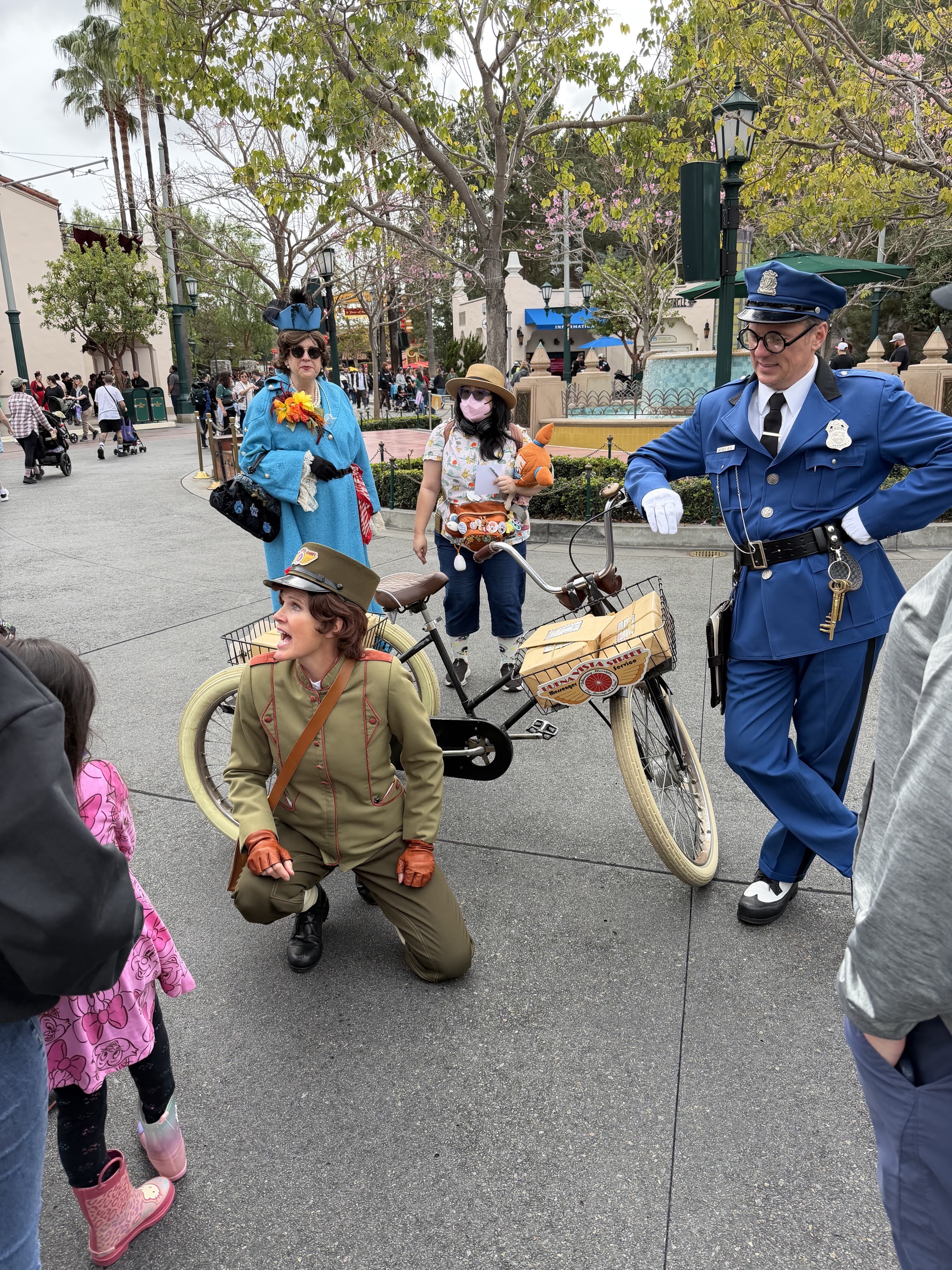 Mail lady and policeman