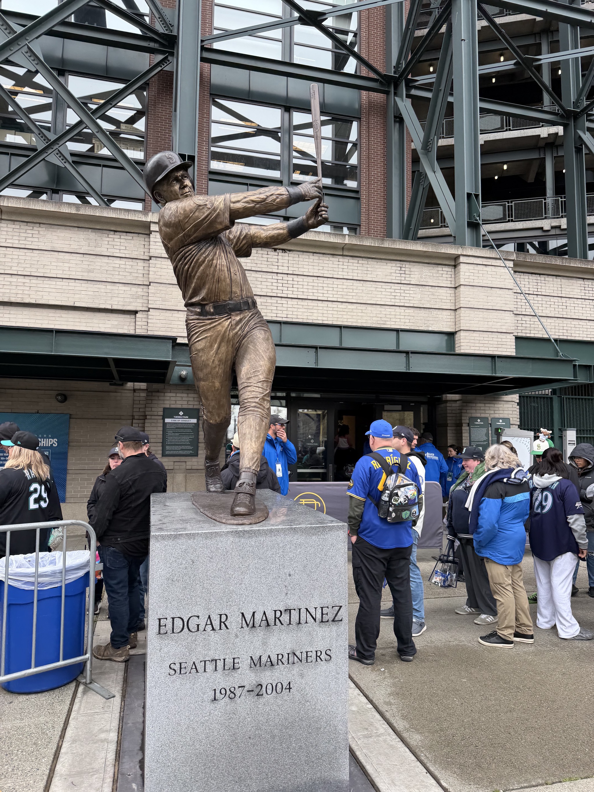 Edgar Martinez statue