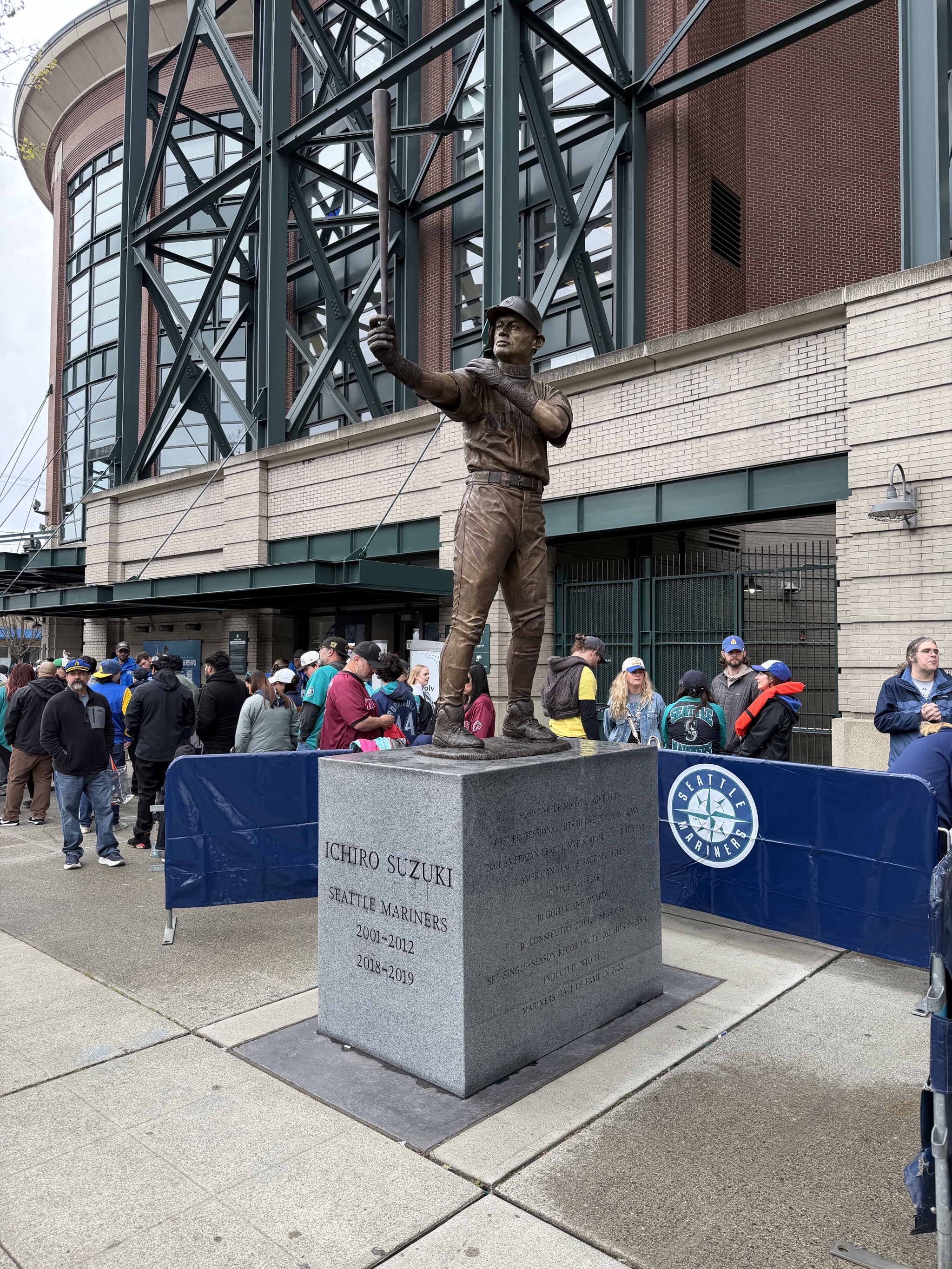 Brand-new Ichiro Suzuki statue